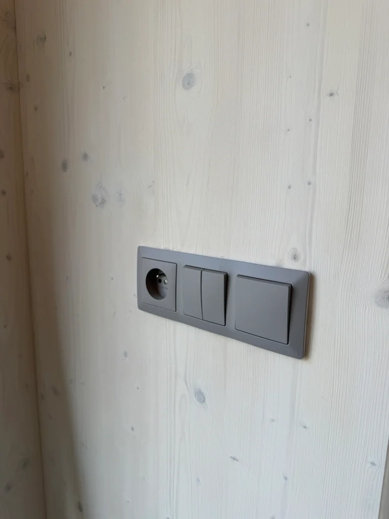 glamping interier detail vypinace